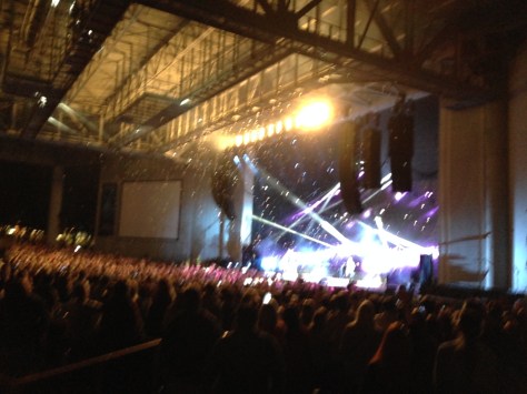 Duran performing Pressure Off. Photograph and copyright by Barbara Mattio, 2016