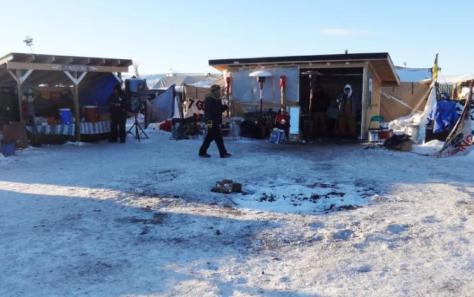 A couple of the remaining activists that are left grappling with plunging temperatures that make conditions there more difficult at the protest camp in Cannon Ball, North Dakota, December 14, 2016. Picture taken December 14, 2016. REUTERS/Valerie Volcovici